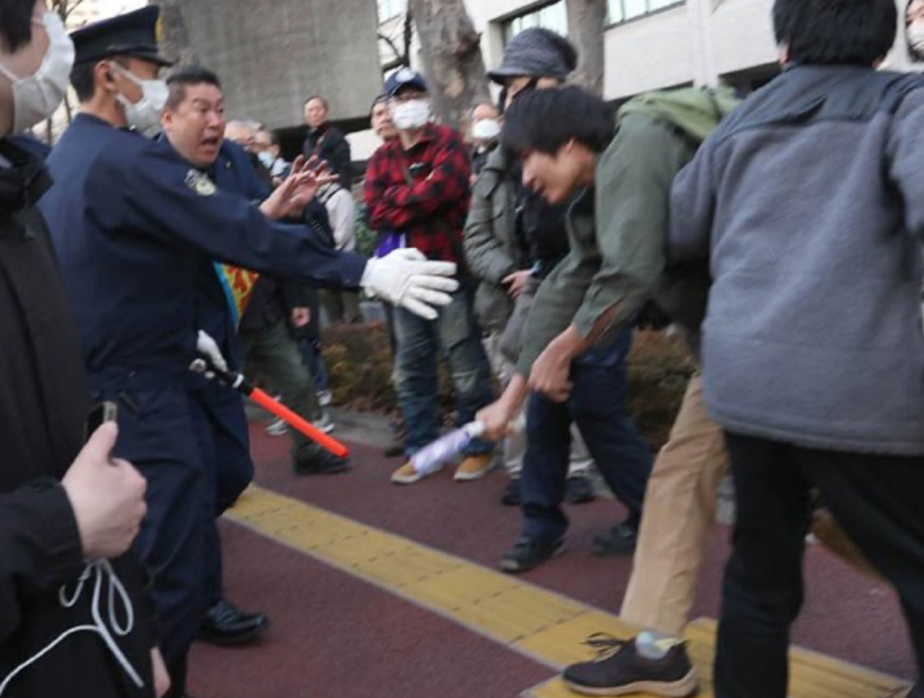 立花孝志 襲撃 一般男性